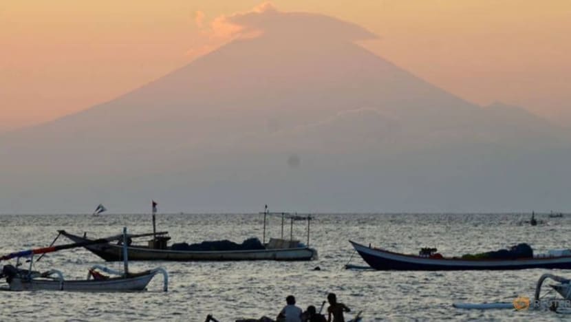 Ribuan penduduk sudah dipindahkan; Gunung Agung di Bali diramal meletus
