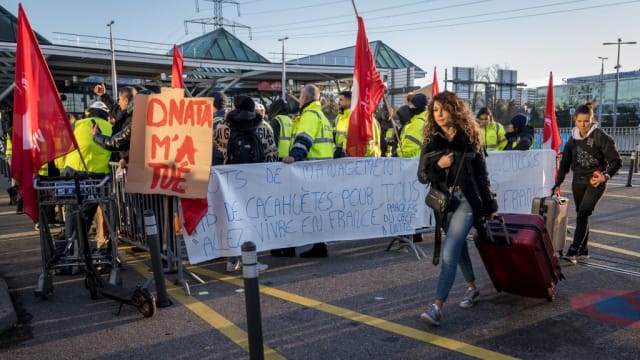 瑞士机场约80名地勤人员因薪资问题罢工 多趟航班延误