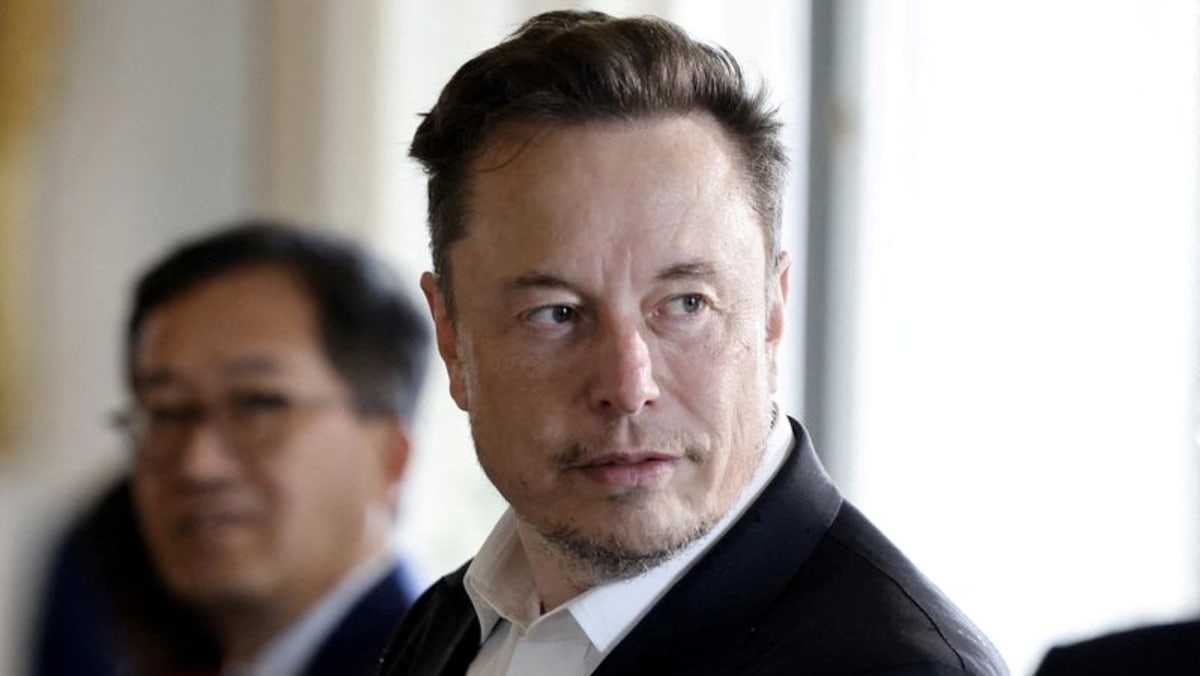 Analisis: Pelukan Elon Musk dalam Periklanan di Tesla Mendapat Perhatian Pemasar