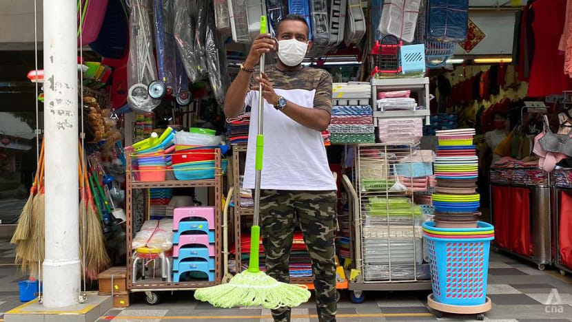 Indian salesman who speaks fluent Mandarin and Hokkien learned them from grandparents Indian salesman who speaks fluent Mandarin and Hokkien learned them from grandparents