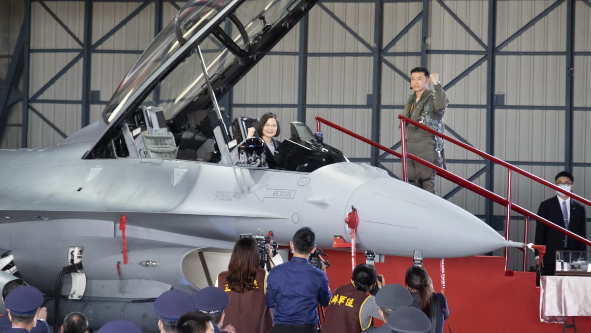 Taiwan menugaskan F-16 baru canggih saat ancaman China tumbuh