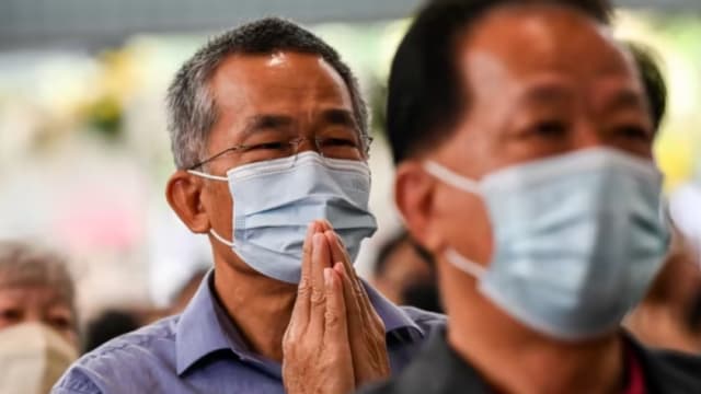 马国土崩：民众华小为11遇难者办追思 千人哀悼送别