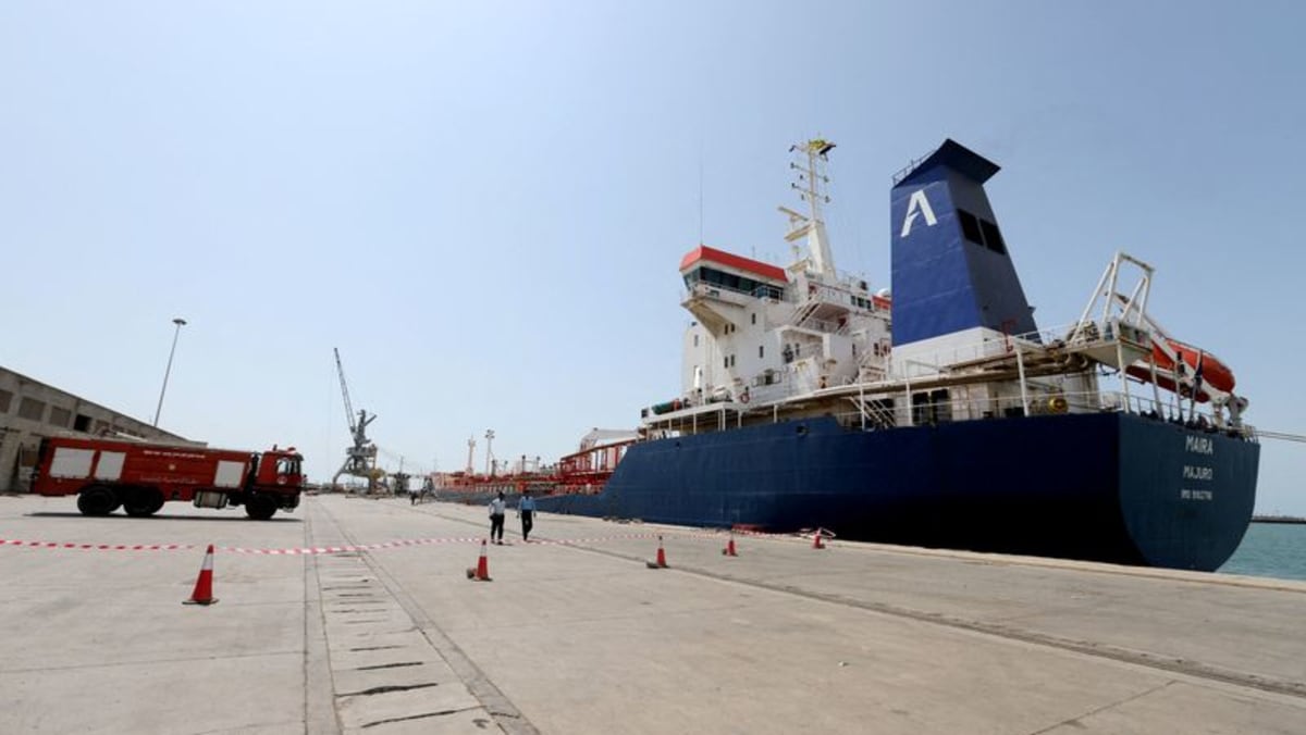 Koalisi pimpinan Saudi mengatakan tindakan Houthi mengubah pelabuhan Yaman menjadi target yang sah
