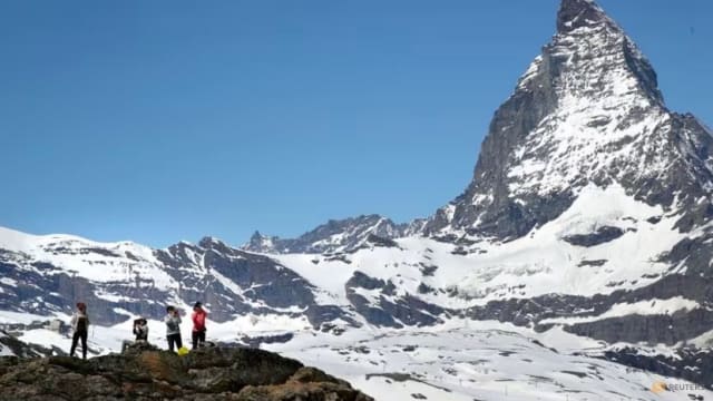 出动逾10架直升机 寻瑞士失踪滑雪客
