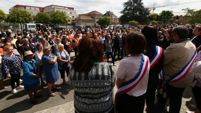 法国多地市长举行集会反对暴力活动 呼吁恢复秩序
