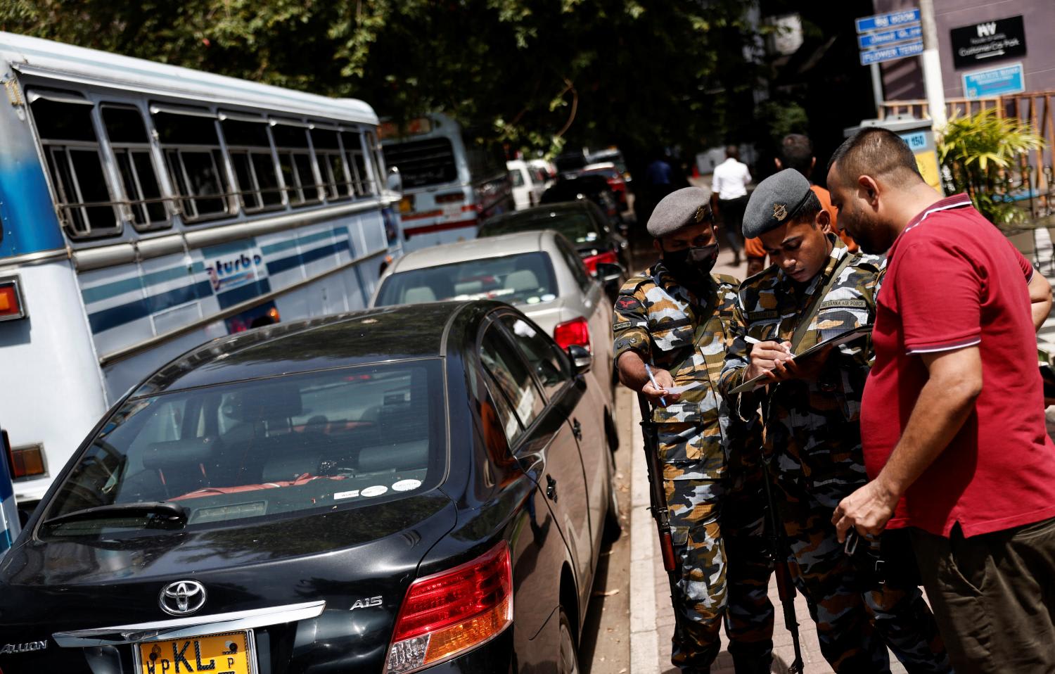<p>Sri Lanka's Air Force members distribute tokens to people queueing for fuel due to fuel shortage, amid the country's economic crisis, in Colombo, Sri Lanka on June 27, 2022. </p>
<p>Sri Lanka's Air Force members distribute tokens to people queueing for fuel due to fuel shortage, amid the country's economic crisis, in Colombo, Sri Lanka on June 27, 2022. </p>