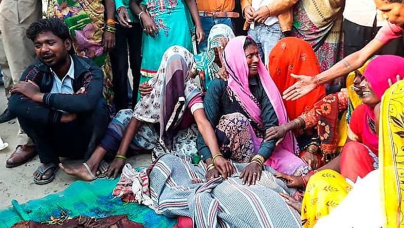Bas rempuh 7 penganut Hindu tidur di tepi jalan raya