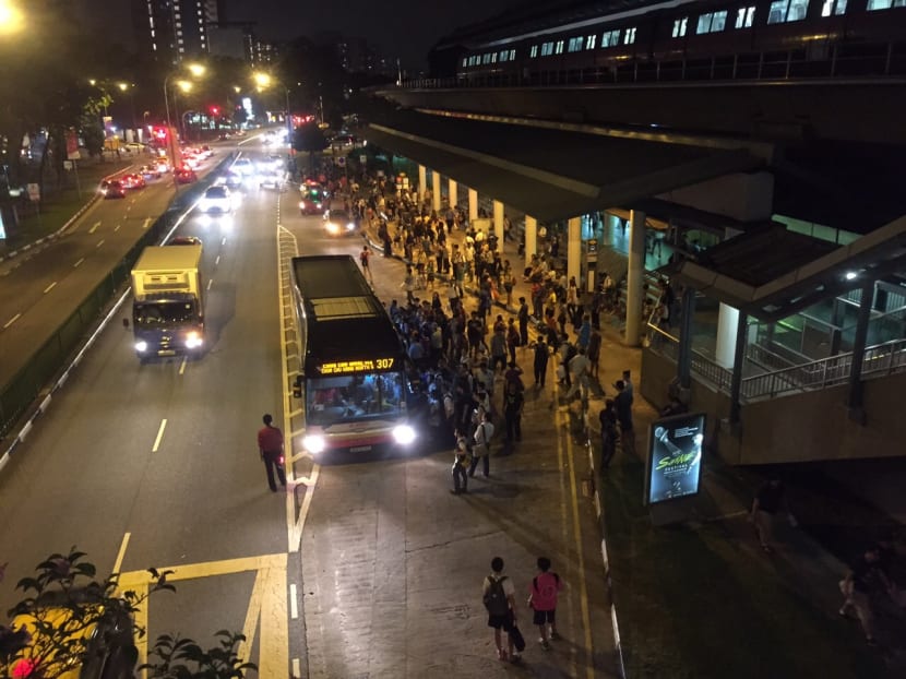 MRT breakdown: North-South, East-West lines down for hours MRT breakdown: North-South, East-West lines down for hours
