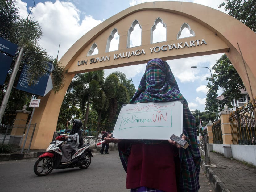 A student wearing a niqab face veil stages a protest against the ban on wearing niqabs on university grounds at the Sunan Kalijaga State Islamic University in Yogyakarta on March 8, 2018.