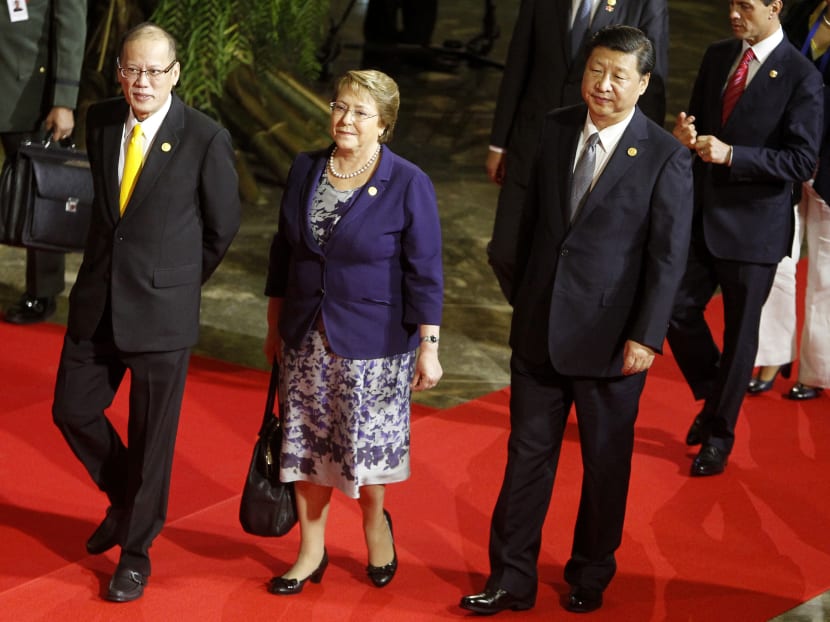 Philippines President Benigno Aquino III, left, walks with Chile's President Michelle Bachelet and Chinese President Xi Jinping to the official welcoming ceremony at the Asia-Pacific Economic Cooperation (APEC) summit in Manila on Wed, Nov 18, 2015. Photo: Pool via AP