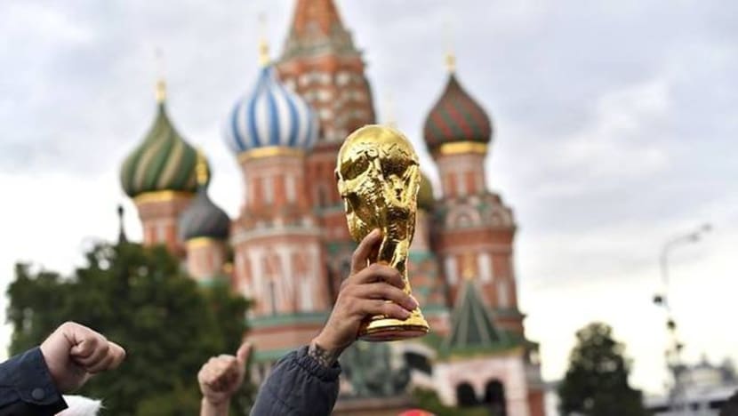 Piala Dunia bermula, trofi dipamerkan di depan 80,000 penonton