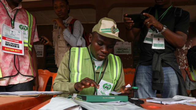 尼日利亚总统选举投票活动结束 正进行计票工作