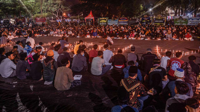 印尼足球踩踏事件 足球支持者为死者举行哀悼会