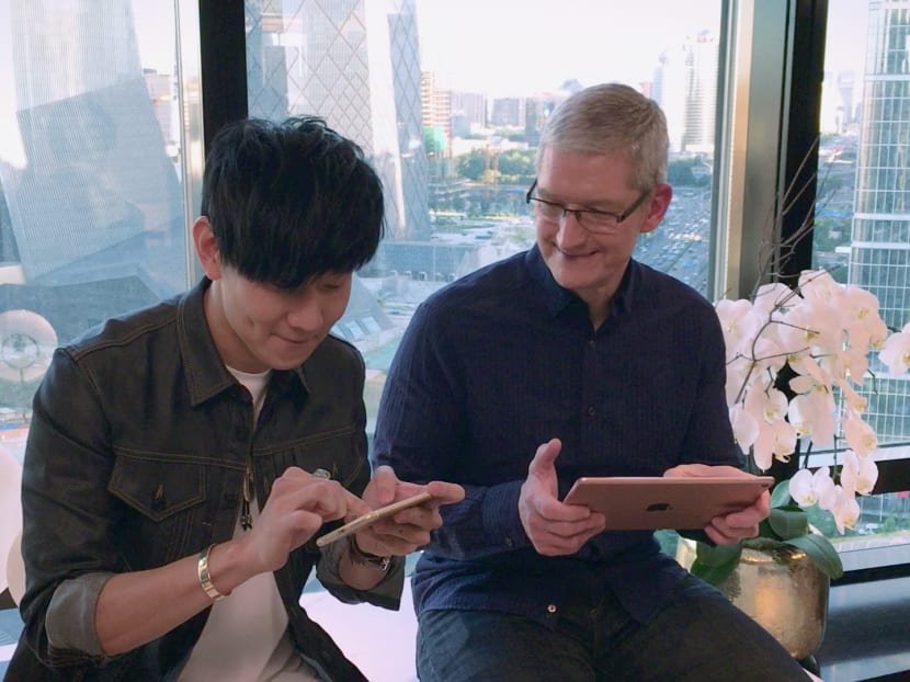 Singapore singer JJ Lin with Apple CEO Tim Cook. Photo: Warner Music