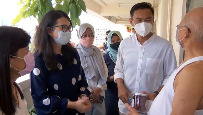 Pegawai PPIS kongsi misi Rumah Peralihan Rise Above dengan penduduk di sekeliling Pegawai PPIS kongsi misi Rumah Peralihan Rise Above dengan penduduk di sekeliling