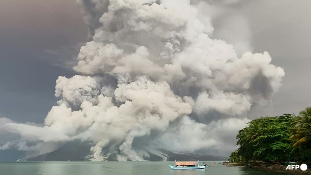 印度尼西亚火山喷发导致更多机场关闭，火山灰到达马来西亚 – CNA