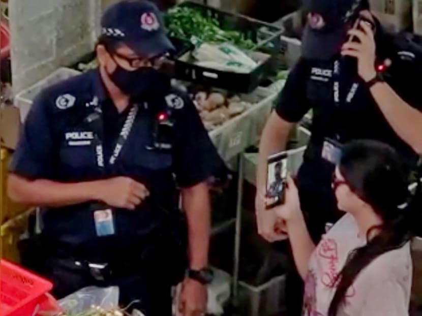 An uncooperative woman, who breached safe distancing rules at a hawker centre at Block 320 Shunfu Road, proceeded to film police officers who were there to handle her case.