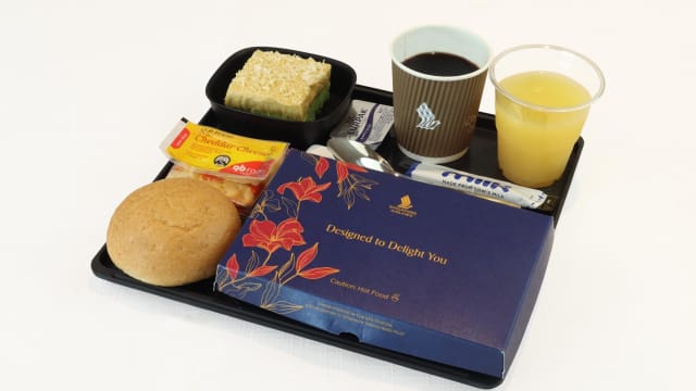 理解问答：新航用纸盒装餐食　乘客不买单