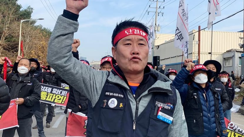 South Korea transport ministry to meet with striking truckers union on Monday South Korea transport ministry to meet with striking truckers union on Monday