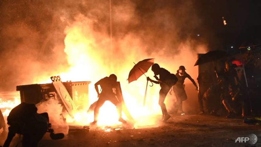 Hong Kong protesters, students continue to clash with police as night falls Hong Kong protesters, students continue to clash with police as night falls