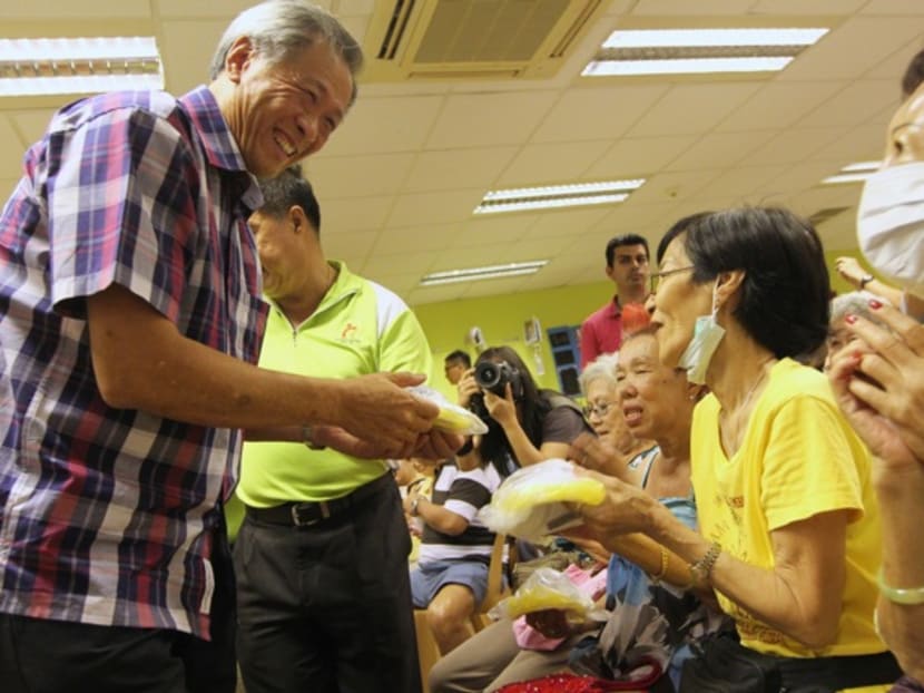Defense Minister Ng Eng Hen distributing masks to low-income elderly at the Care Corner Seniors Activity Centre at Toa Payoh on June 23. Photo: Don Wong