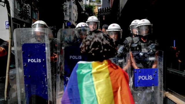 土耳其支持同性恋大游行 警方逮捕200人 