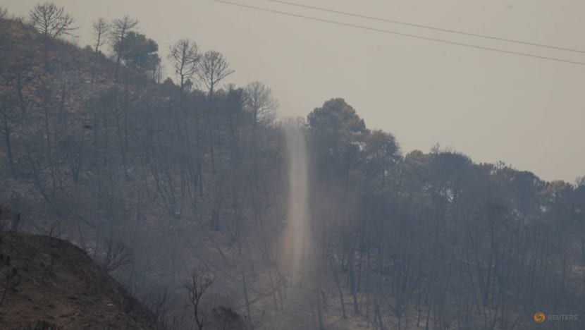 Wildfire raging in Spain forces more than 900 to flee, a firefighter dies Wildfire raging in Spain forces more than 900 to flee, a firefighter dies