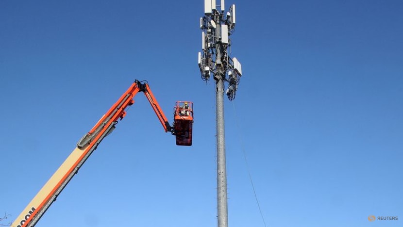US officials ask AT&T, Verizon to delay 5G wireless over aviation safety concerns US officials ask AT&T, Verizon to delay 5G wireless over aviation safety concerns