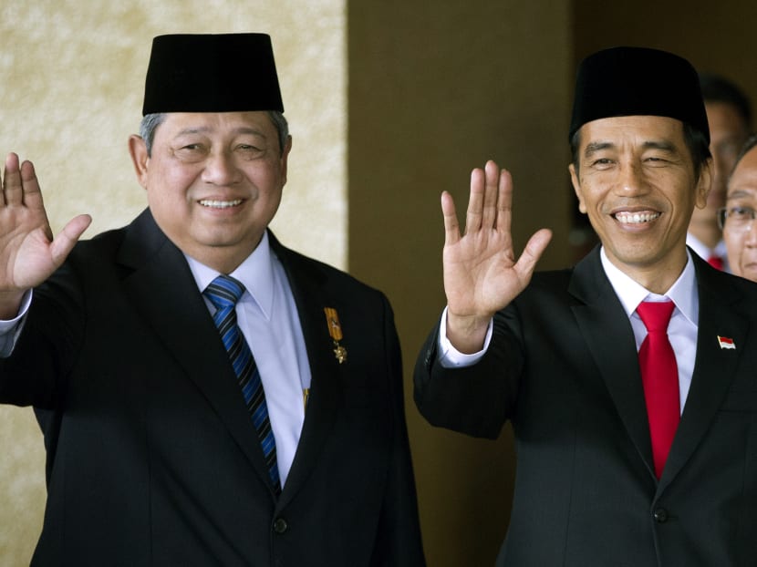Former Indonesian President Susilo Bambang Yudhoyono, left, stands with Joko Widodo ahead of his swearing in as Indonesia's seventh Indonesian President at Parliament in Jakarta, Indonesia, Monday, Oct. 20, 2014. Photo: AP