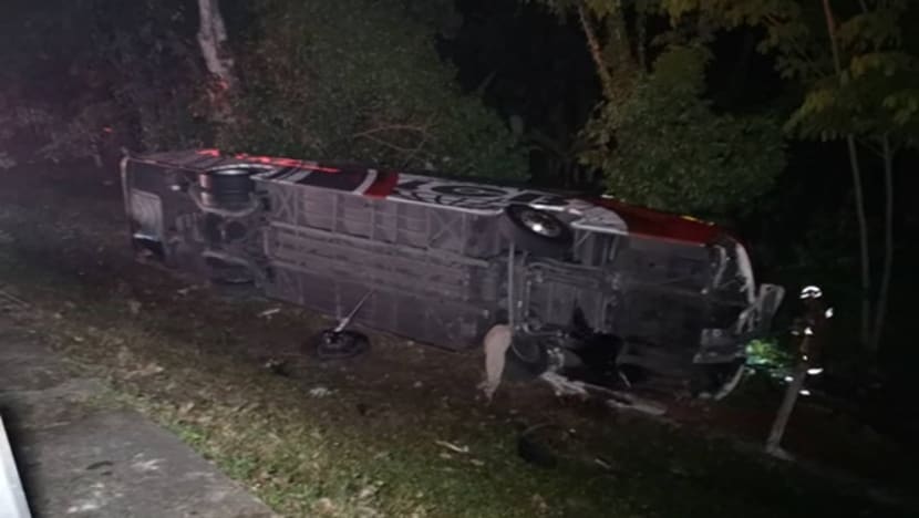Bas bawa 21 penumpang jatuh dalam gaung di Taiping