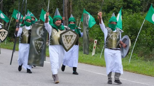 手持武器当街游行 马国警方传召登伊党青年团助查