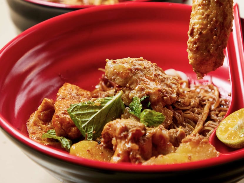Father & Son Hawkers Sell Ipoh Curry Noodles Using 30YearOld Family Recipe TODAY
