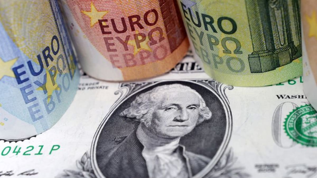 Dolar mengalahkan euro dan sterling di tengah kegelisahan perbankan Eropa