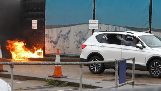 男子向英国一移民中心抛掷汽油弹后自尽