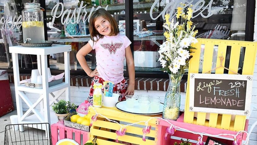 7-year-old girl sells lemonade to raise money for her own brain surgery in the US 7-year-old girl sells lemonade to raise money for her own brain surgery in the US