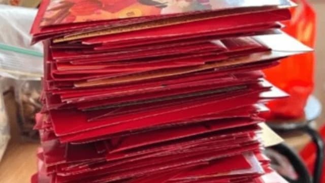 香港公寓保安唱丰收 年初一爽收近200封红包