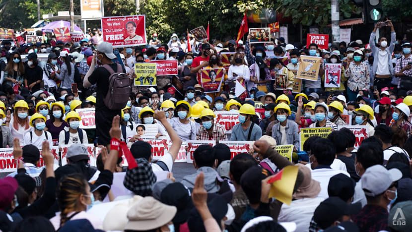 Thousands rally in Yangon despite military build-up, UN expert 'terrified' violence could ensue Thousands rally in Yangon despite military build-up, UN expert 'terrified' violence could ensue