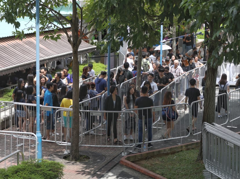 Crowds turned up on Saturday morning, including veteran celebrities, turned up at the wake of the late Aloysius Pang on Saturday (Jan 26). Photo: Raj Nadarajan/TODAY Crowds turned up on Saturday morning, including veteran celebrities, turned up at the wake of the late Aloysius Pang on Saturday (Jan 26). Photo: Raj Nadarajan/TODAY