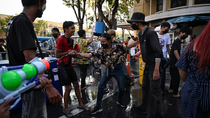 Thailand mansuh pemakaian pelitup di tempat tertutup, awam