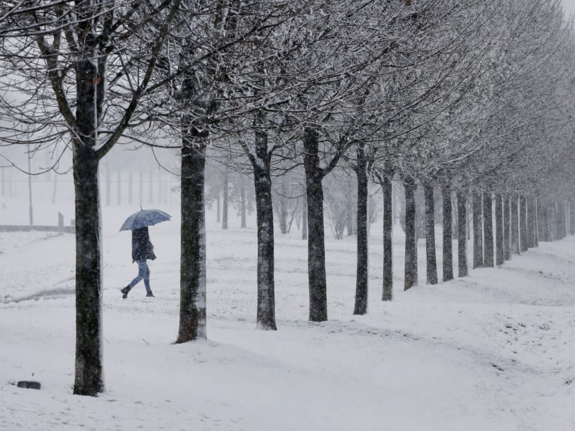 Snow, ice sweep Britain, stranding drivers