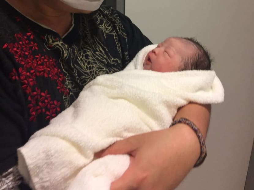 Actress Yvonne Lim's Taiwanese husband Alex Tien holding onto baby Alexa after Lim delivered her in the afternoon. Photo: The Celebrity Agency
