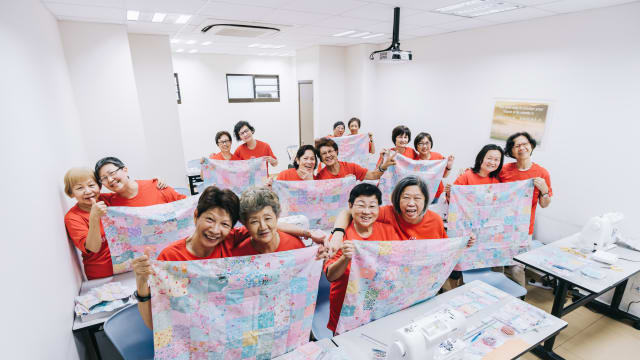 缝制百纳被 助丧父兄弟升学 华助会义工：我们永不放弃