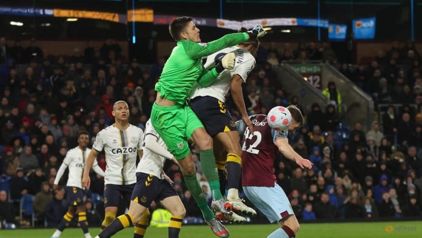 Everton stumble deeper into trouble with 3-2 defeat at Burnley