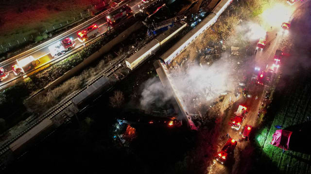 希腊两列火车相撞 至少26死85伤