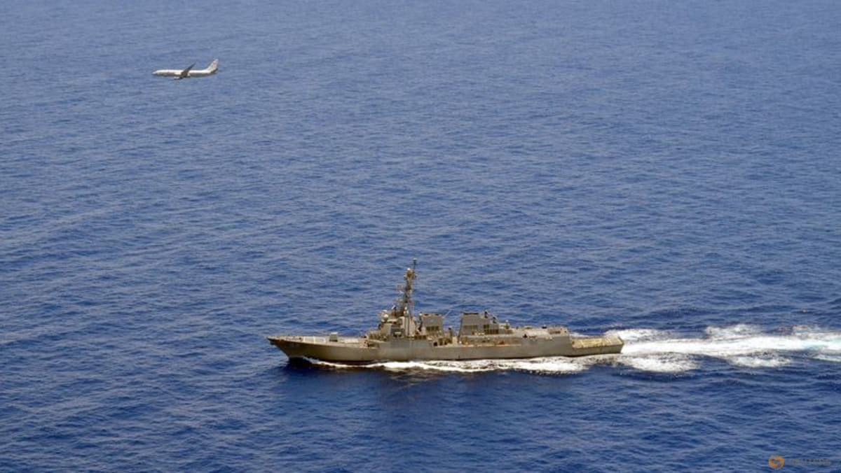 一架美国海军飞机在中国演习后飞越台湾海峡