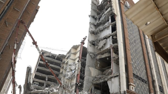 伊朗十层楼建筑倒塌 酿五死80人受困