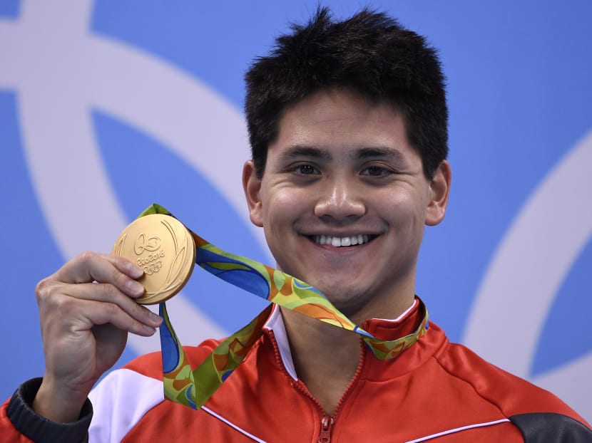 Joseph Schooling shows off his gold medal. Photo: AFP