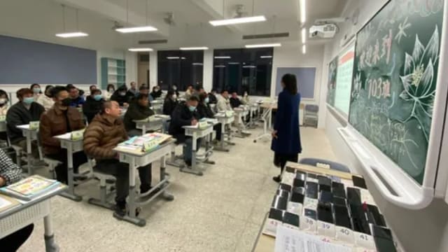 周一至五不得使用电子产品 中国杭州中学要求学生家长签协议