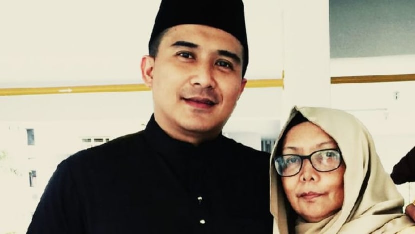 Ibu Aaron Aziz meninggal dunia pada usia 70 tahun Ibu Aaron Aziz meninggal dunia pada usia 70 tahun