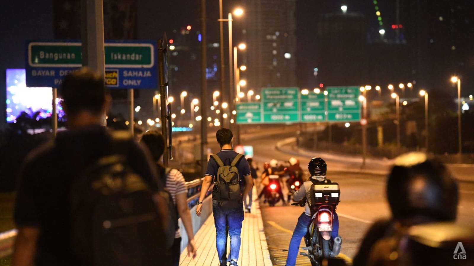 Nearly 280,000 travellers departed Singapore for Malaysia at land checkpoints at start of long weekend